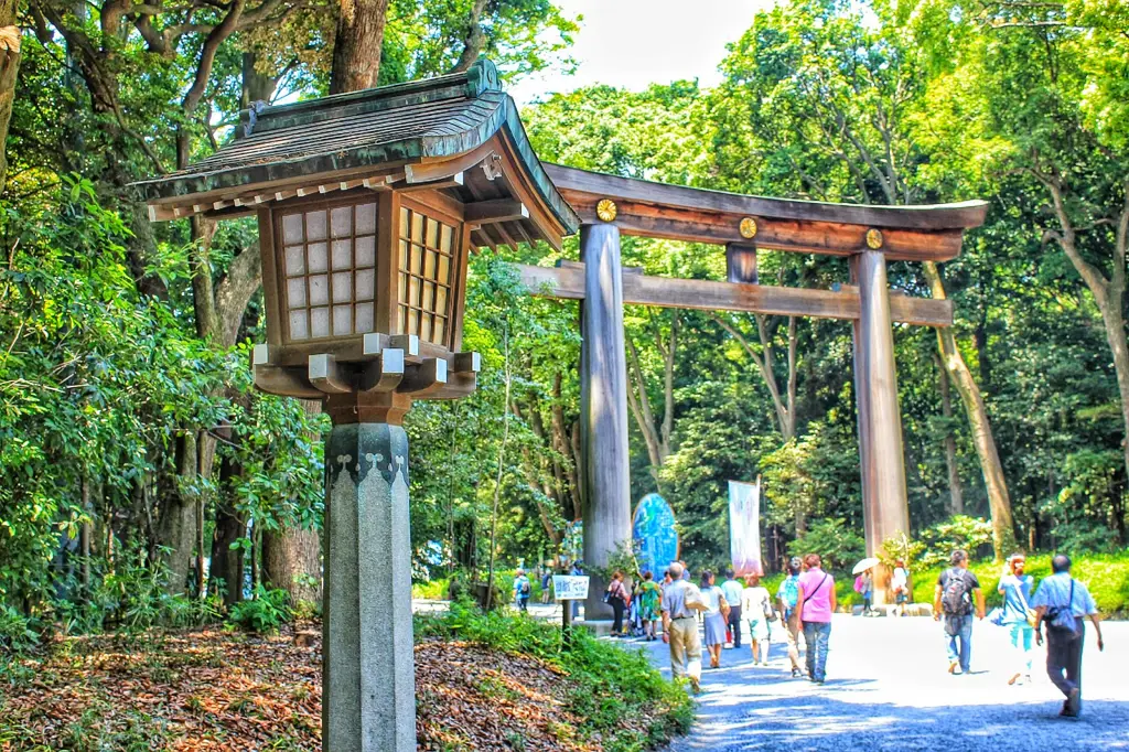 Gerbang Torii Meiji Jingu yang megah