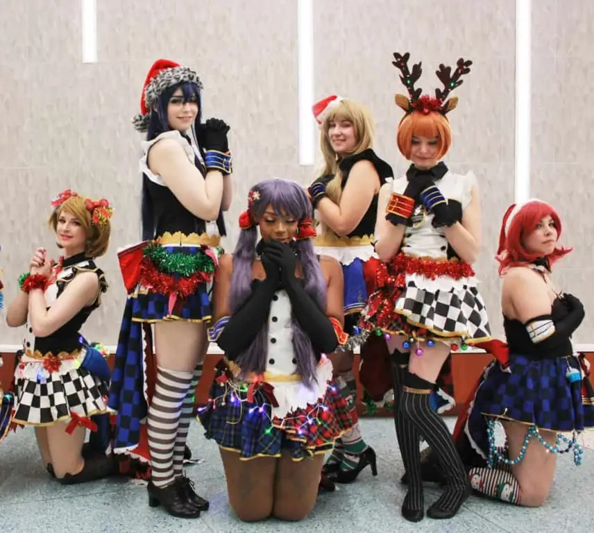 Sebuah grup cosplay pria anime berpose bersama dalam sebuah event