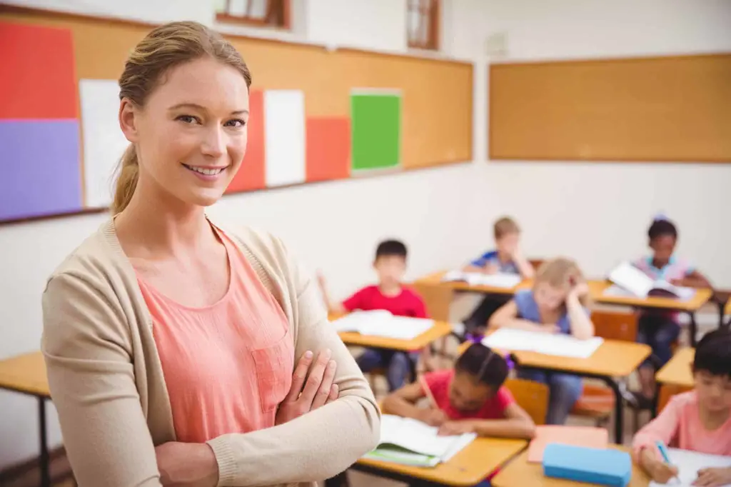 Guru di dalam kelas sedang mengajar