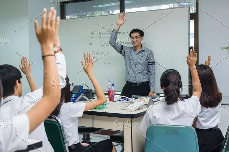 Gambar guru Jepang sedang menjelaskan pelajaran