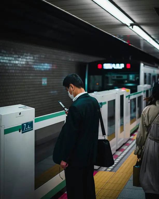 Gambar Hachiko menunggu di stasiun kereta