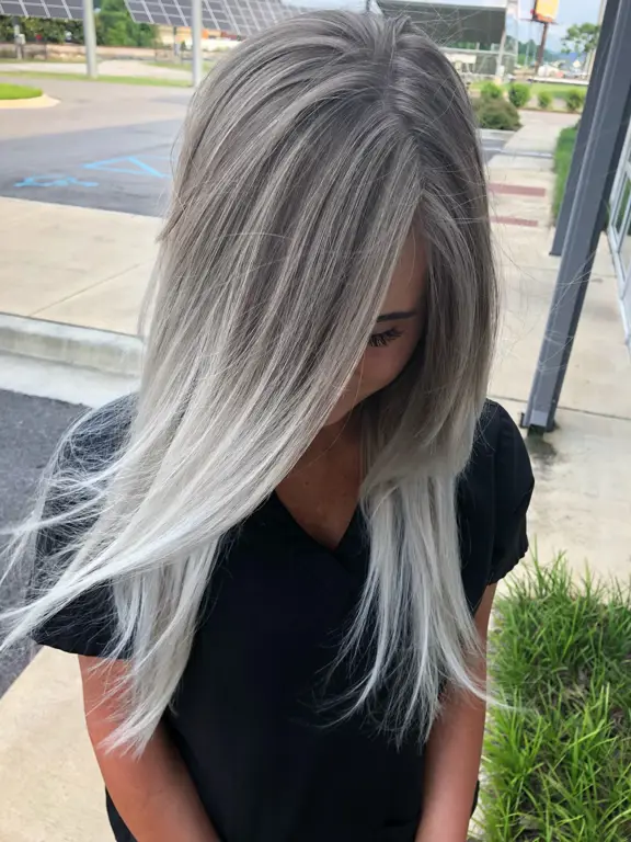 Wanita dengan rambut ash grey tanpa bleaching