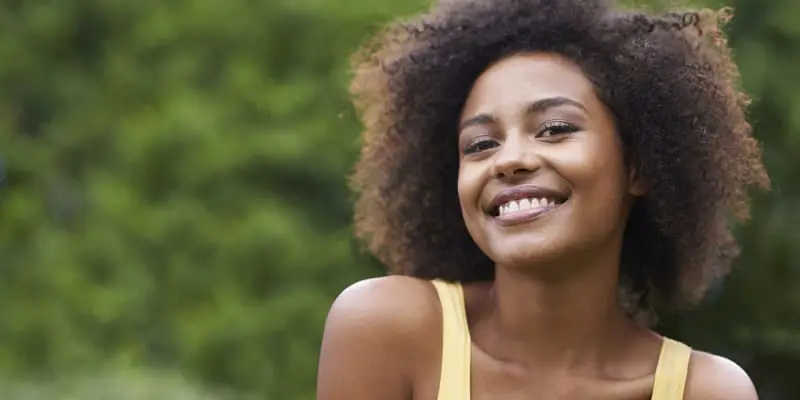 Wanita dengan rambut hitam yang sehat dan berkilau