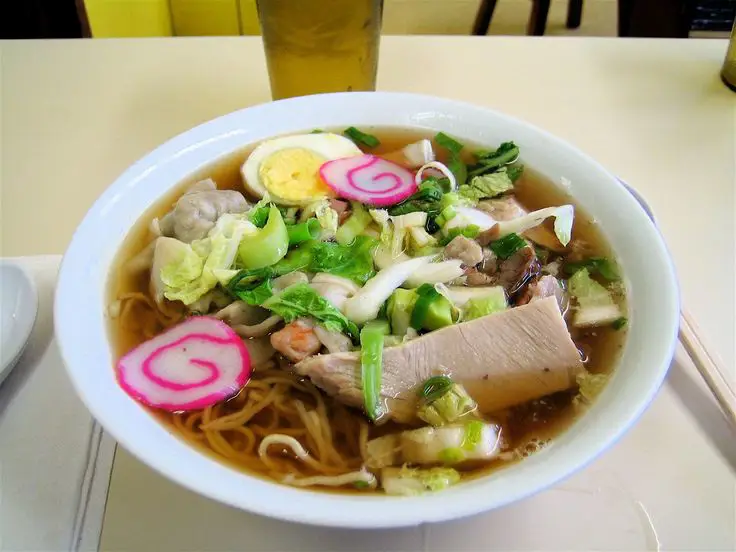 Semangkuk saimin yang lezat dan menggugah selera