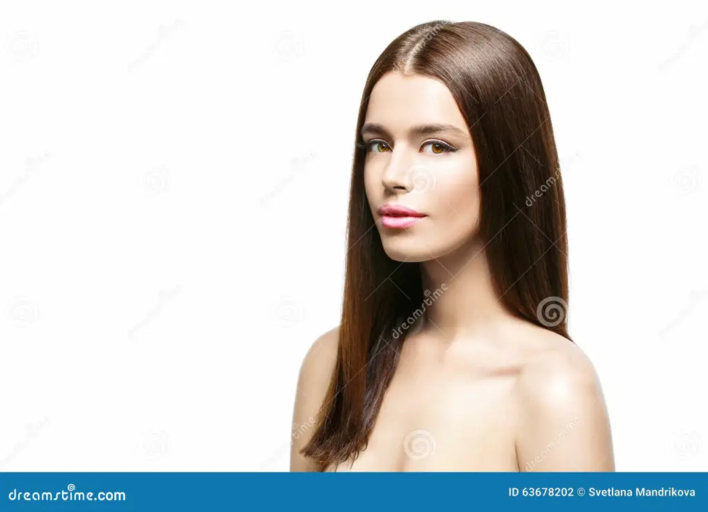 Wanita dengan rambut sehat dan berkilau