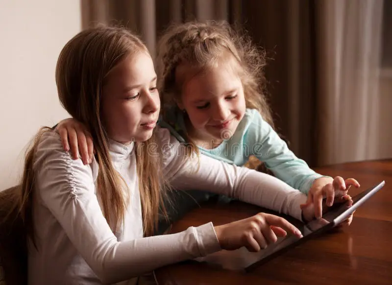 Anak-anak bermain dengan tablet