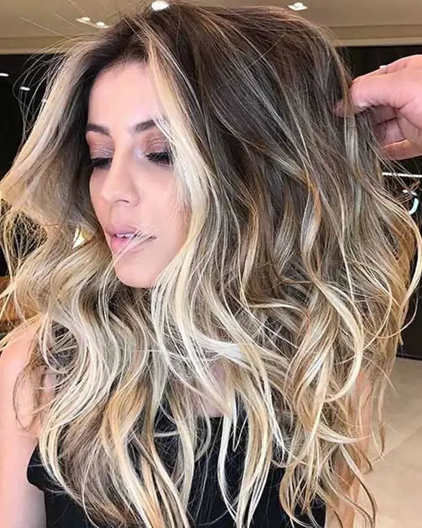 Contoh highlight rambut tanpa bleaching dengan teknik balayage pada rambut gelap