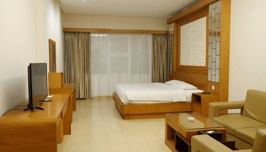 Hotel Arnes Bandar Lampung: Tampilan Eksterior yang Menawan Tampak luar Hotel Arnes Bandar Lampung