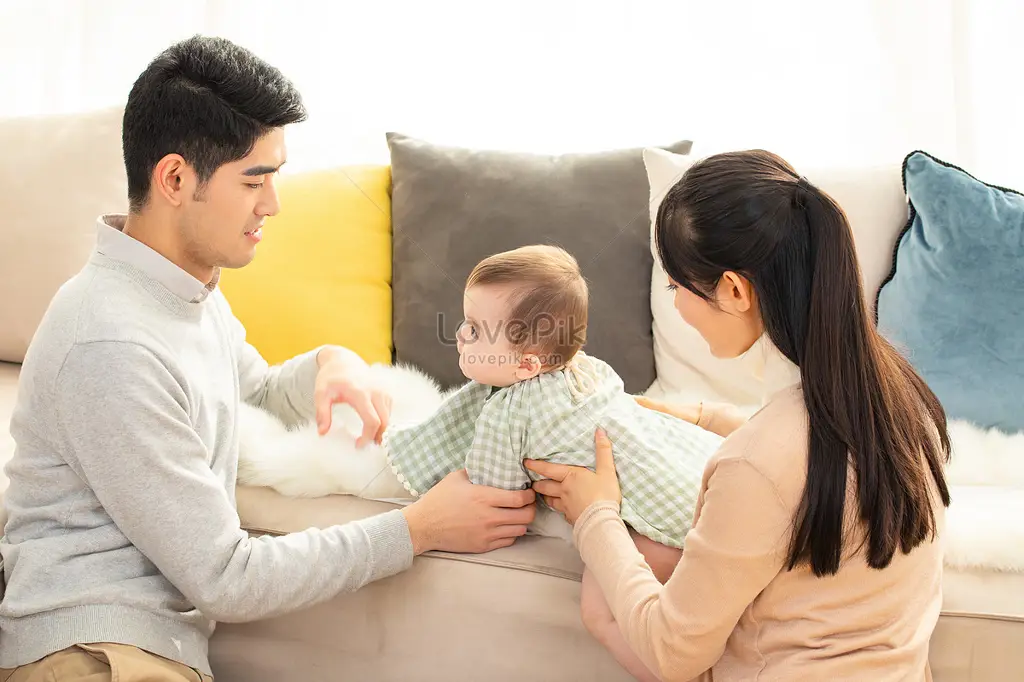 Orang tua dan anak berinteraksi dengan bahagia