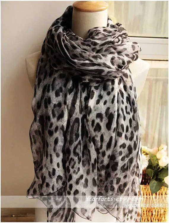 Berbagai gaya penggunaan scarf animal print abu-abu