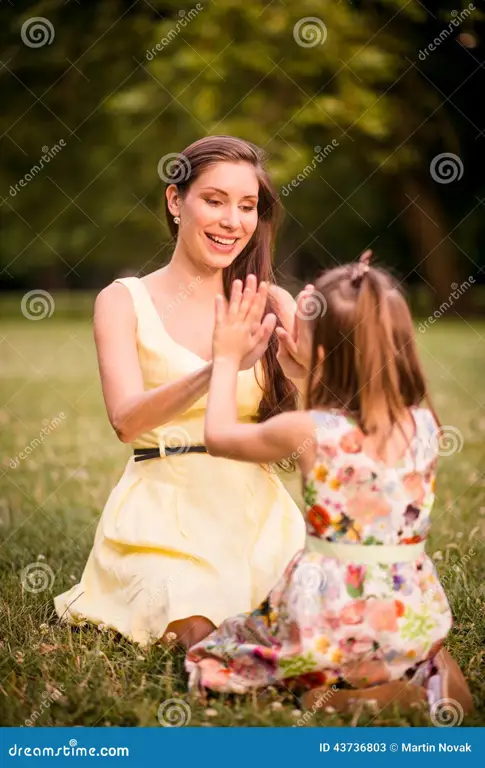 Ibu dan anak bermain bersama