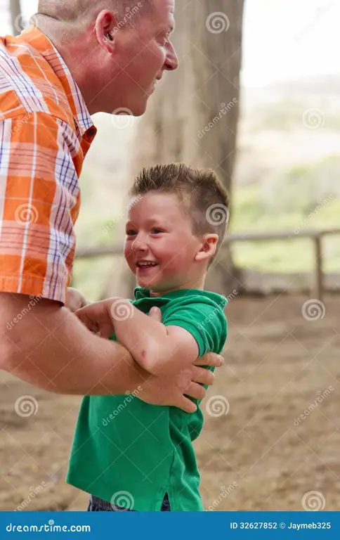 Gambar ayah dan anak laki-laki sedang menghabiskan waktu bersama