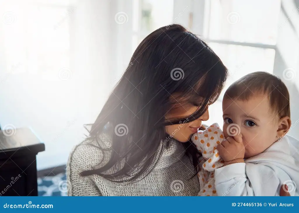 Gambar ibu dan anak sedang berpelukan.