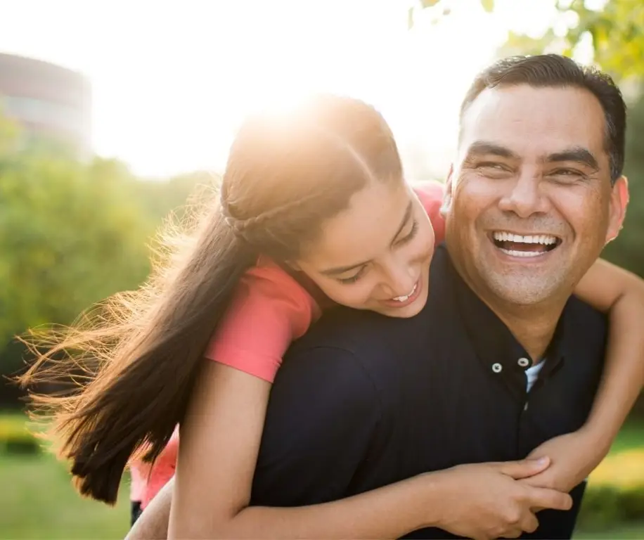 Ayah dan anak perempuan sedang berpelukan