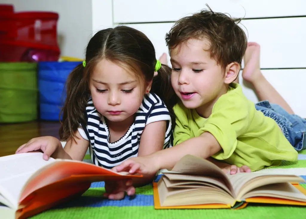 Ilustrasi anak-anak menikmati membaca Secret Seven Anak-anak membaca buku bersama