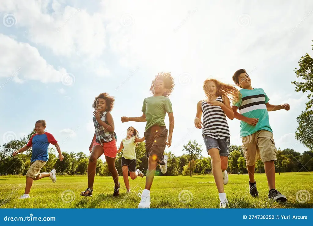 Anak-anak yang sedang bermain bersama dengan gembira