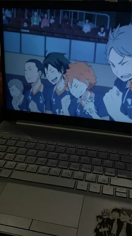 Ilustrasi gadis anime menikmati menonton anime lewat laptop Gadis anime bahagia menonton anime di laptop