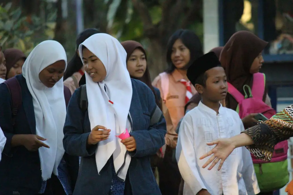 Anak muda Indonesia sedang bercakap-cakap