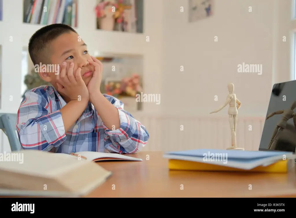 Gambar seorang siswa laki-laki Jepang yang sedang berpikir keras