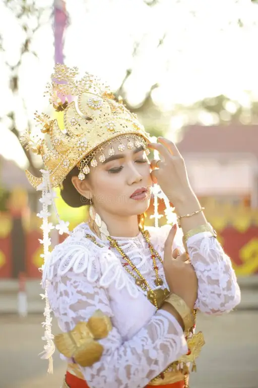 Wanita mengenakan pakaian adat Indonesia