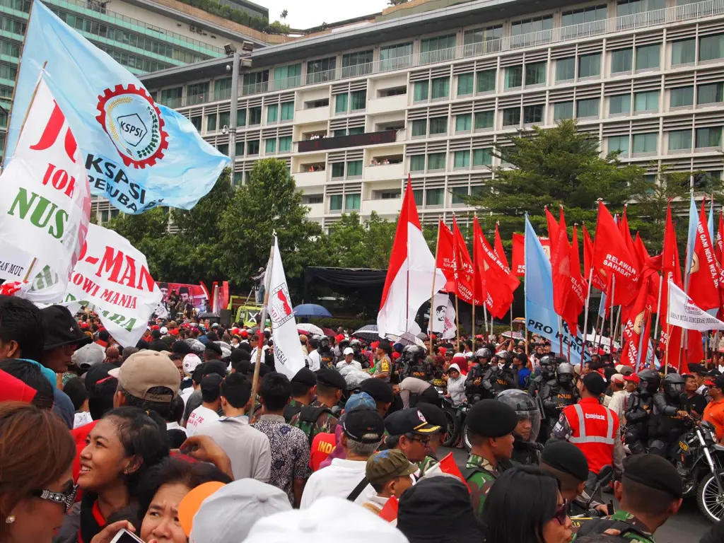 Gambar Bendera Indonesia dan masyarakat