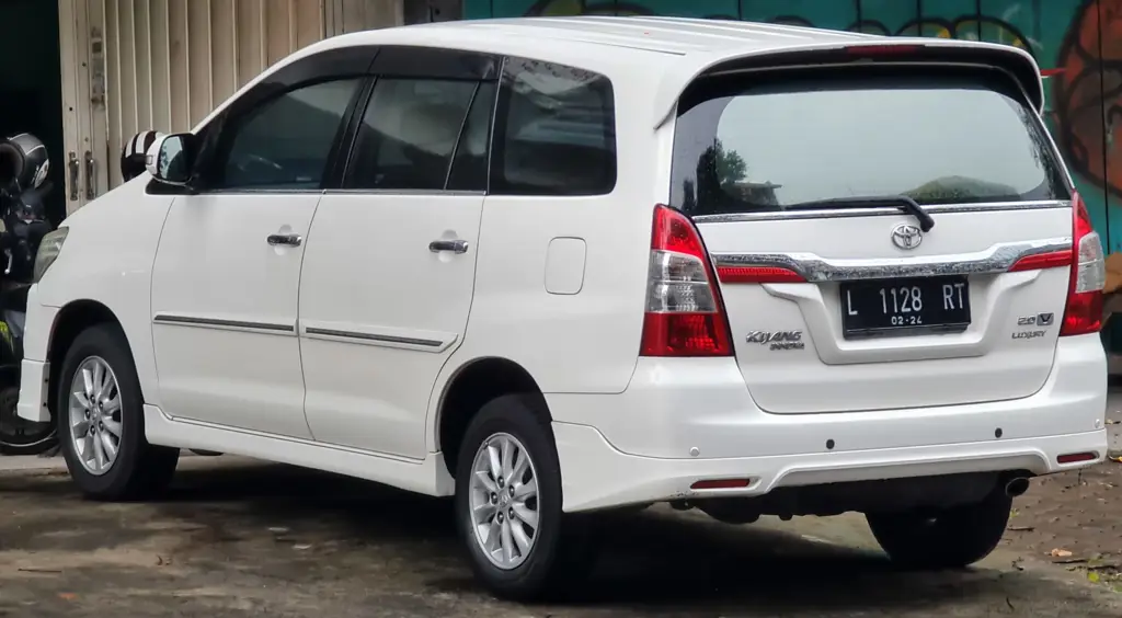 Sebuah keluarga sedang menikmati perjalanan dengan Toyota Innova V