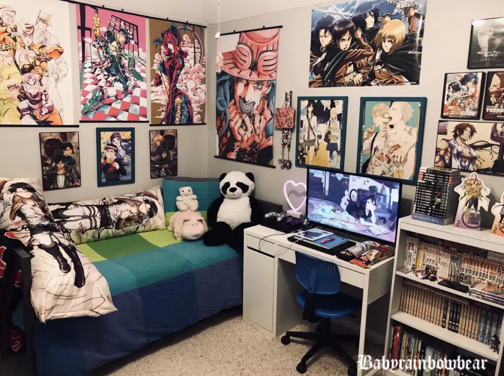 Kamar tidur yang didekorasi dengan tema anime, termasuk sprei anime