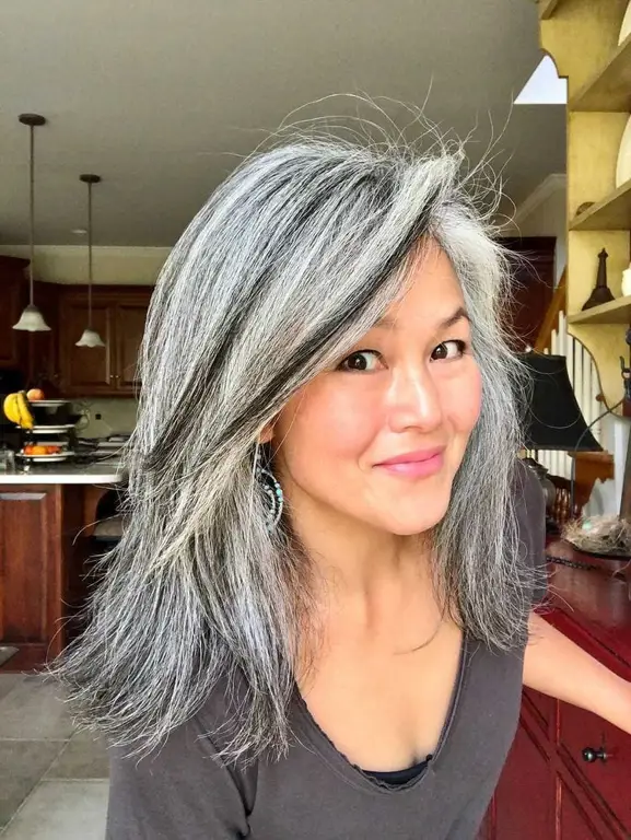 Wanita dengan rambut putih yang sudah di-bleaching