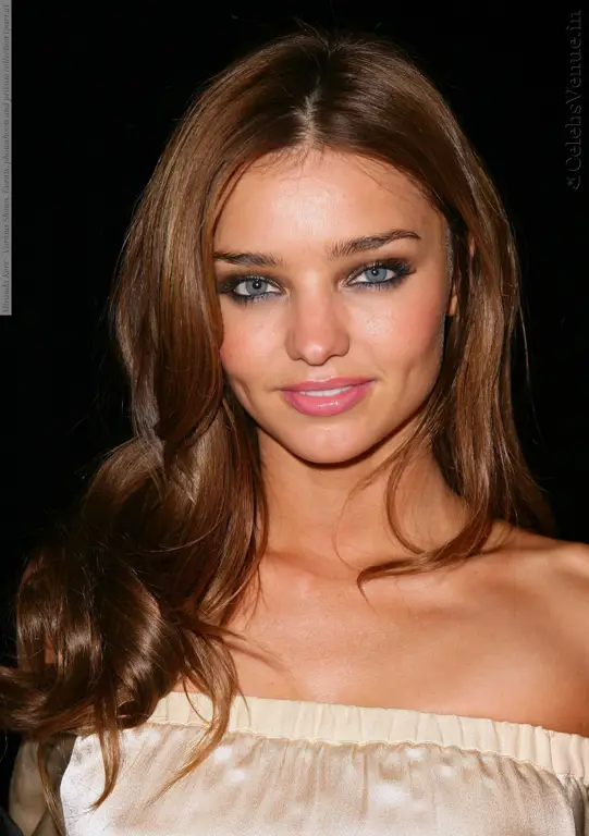 Miranda Kerr dengan rambut abu-abu