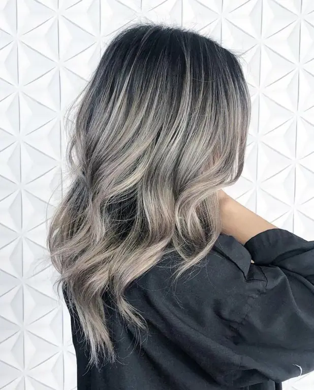 Contoh warna rambut ash grey tanpa bleaching