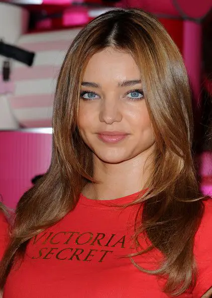 Miranda Kerr dengan rambut pirang yang cantik