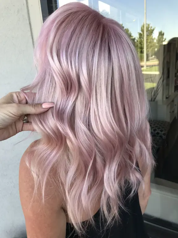 Wanita dengan rambut warna pink pastel