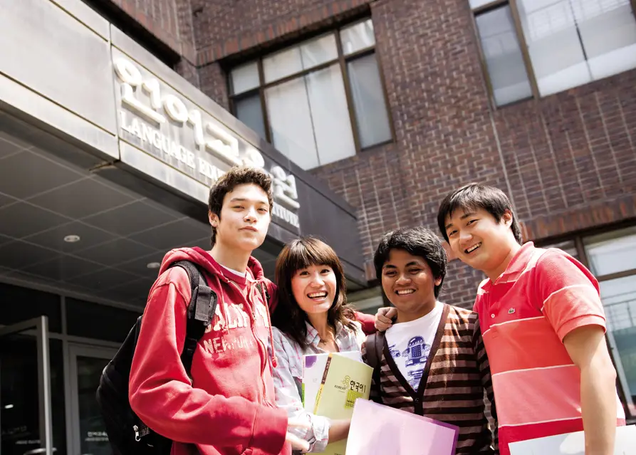 Mahasiswa universitas Korea sedang berinteraksi