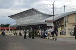 Interior Bandar Udara Rendani yang nyaman dan modern