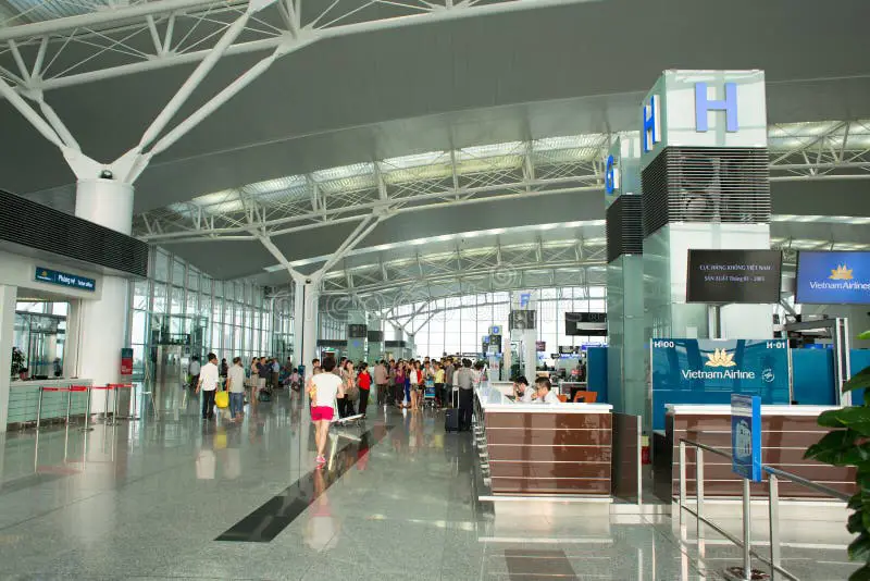 Interior Bandara Internasional Noi Bai yang modern dan nyaman