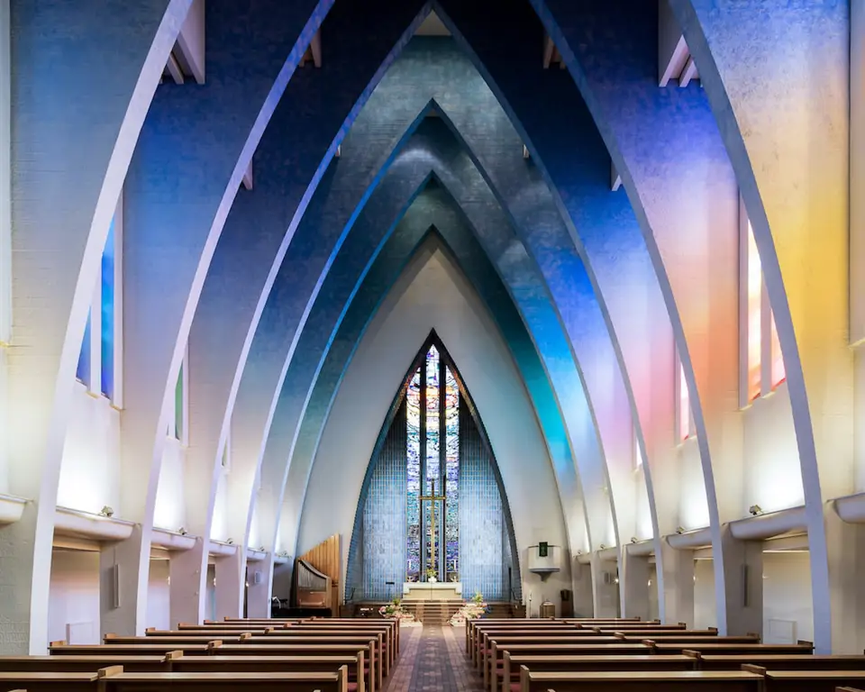 Foto interior gedung gereja yang modern dan nyaman