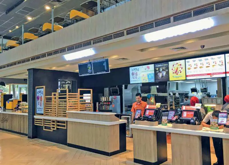 Suasana interior restoran McDonald's di Indonesia