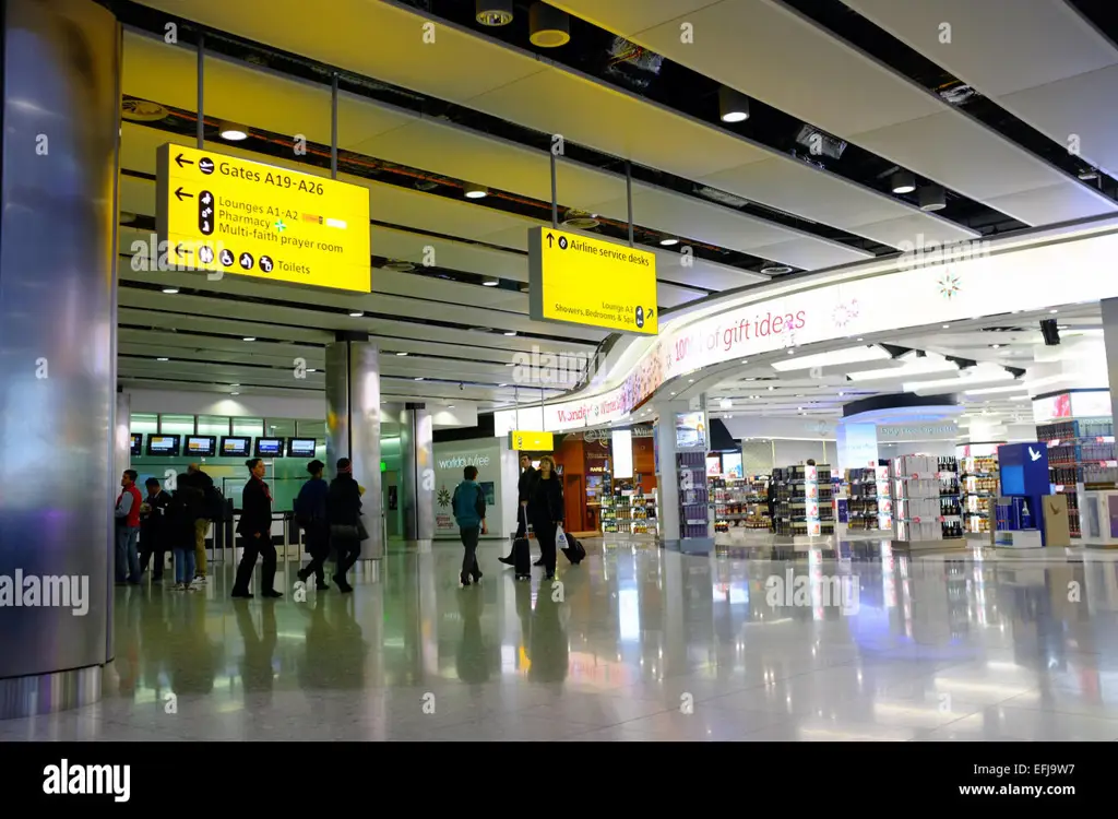 Gambar interior Bandara Heathrow yang menunjukkan desain modern dan fasilitas yang lengkap