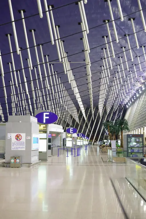 Gambar interior yang menunjukan desain modern dan fasilitas di Bandar Udara Internasional Pudong Shanghai