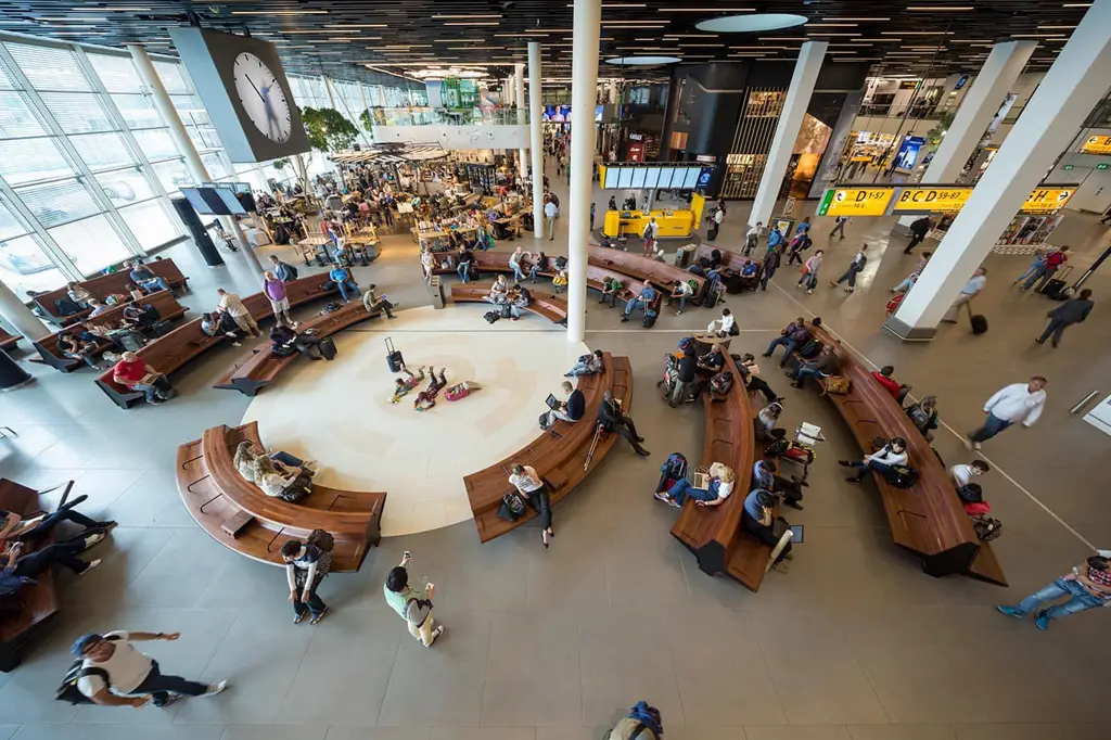 Interior Bandar Udara Schiphol yang modern dan nyaman