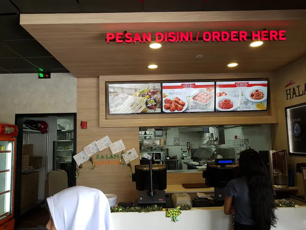 Interior Pizza Hut Bandar Seri Begawan yang nyaman dan modern