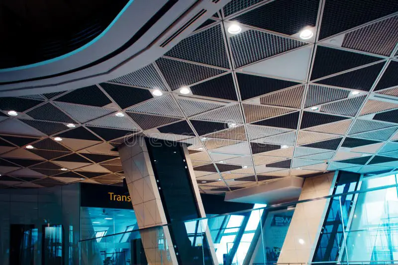 Interior terminal bandara modern yang luas dan nyaman