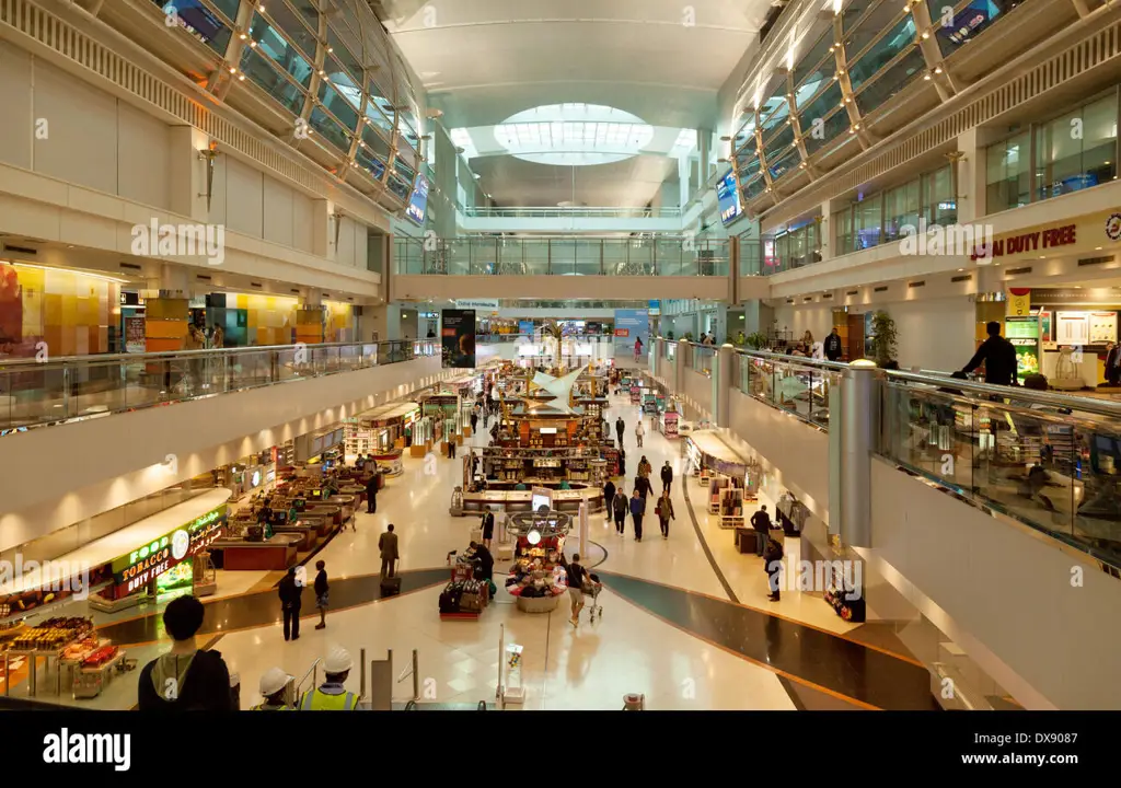 Interior terminal bandara yang modern dan ramai