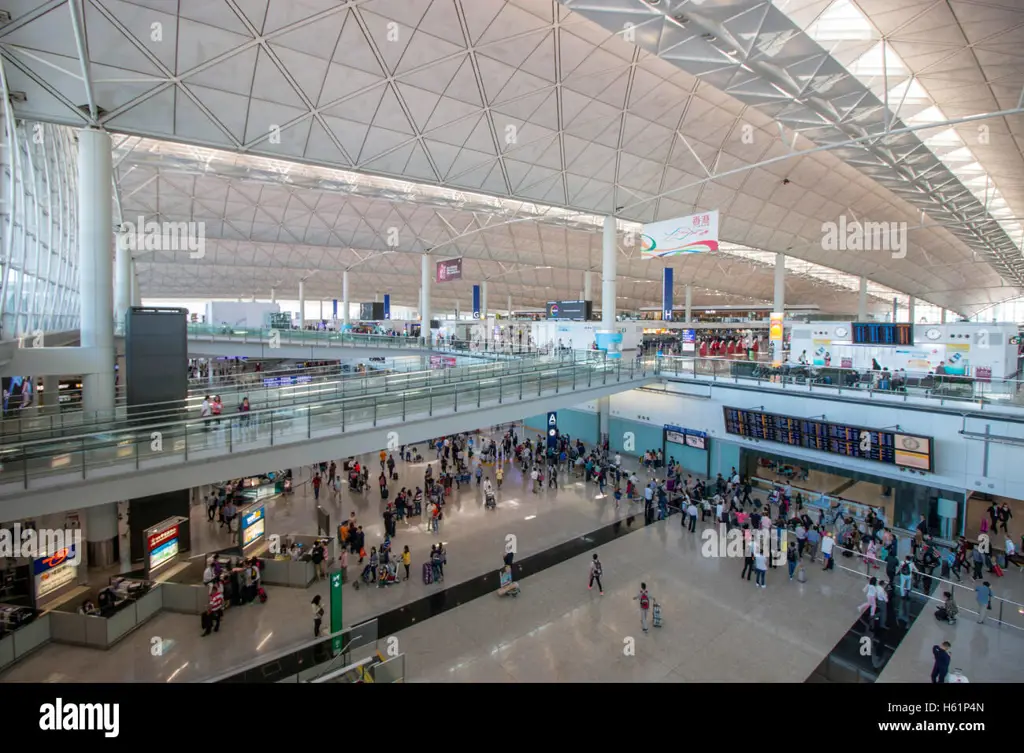 Interior terminal Bandar Udara Internasional Hong Kong yang modern dan luas