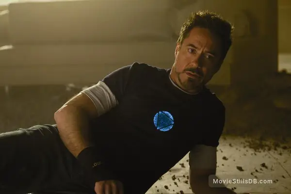 Robert Downey Jr sebagai Iron Man