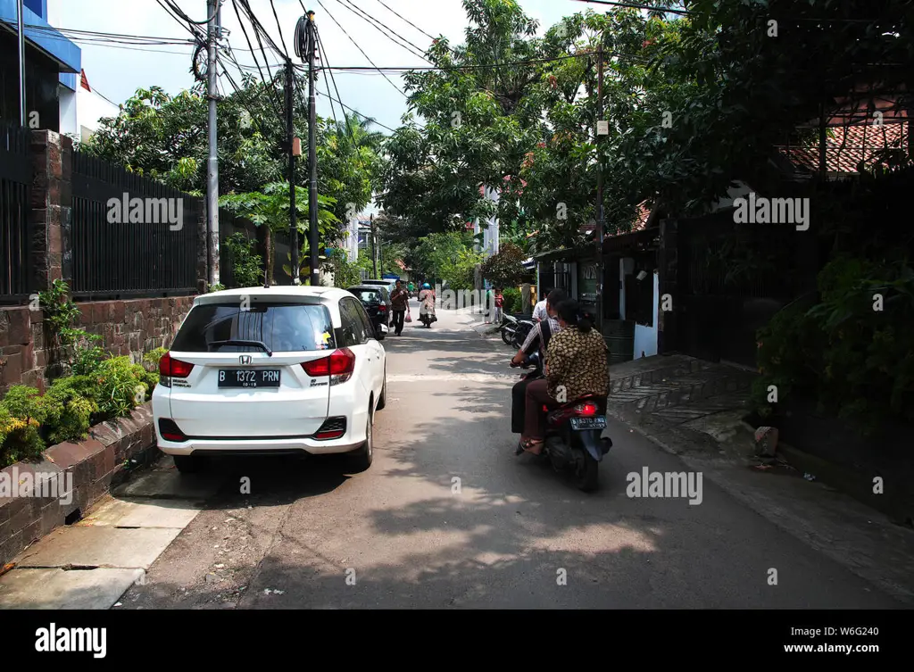 Potret jalanan Jakarta yang menampilkan perpaduan bangunan tua dan baru