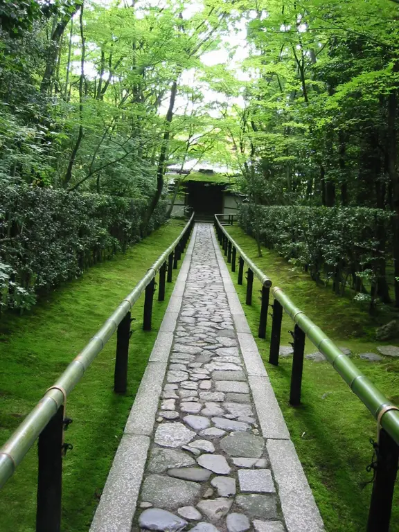 Jalan setapak Jepang yang terawat