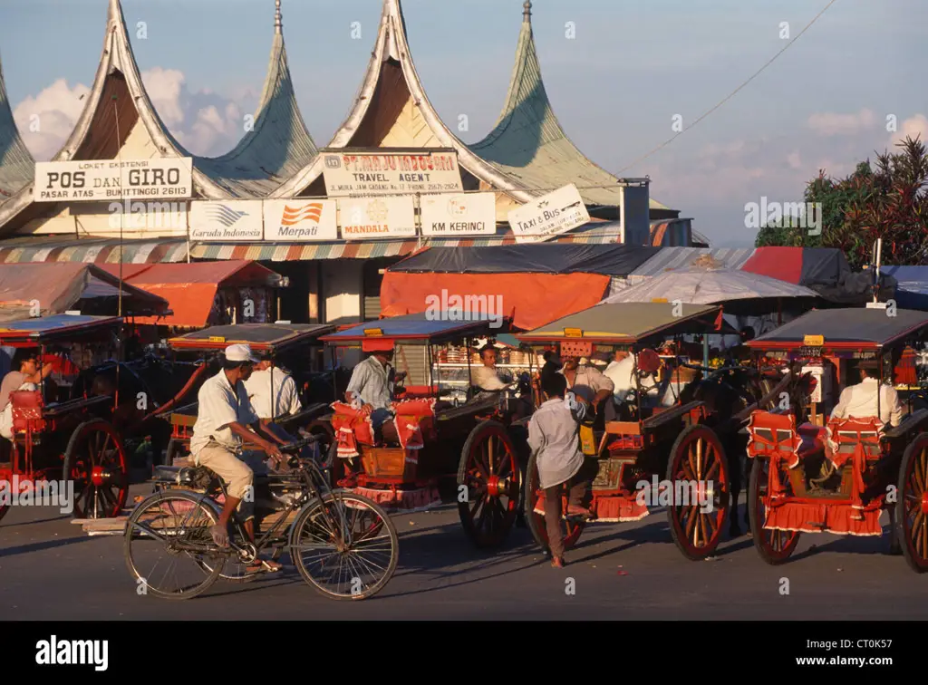 Suasana jalanan di Indonesia yang ramai.