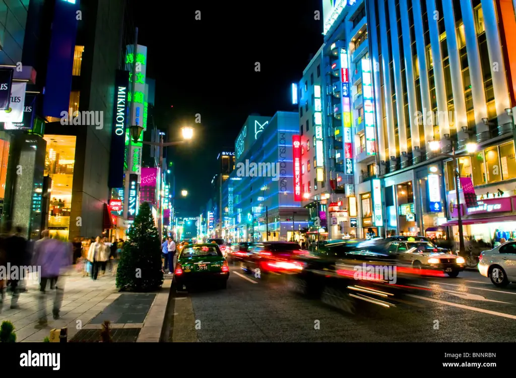 Foto jalanan Tokyo yang ramai di malam hari