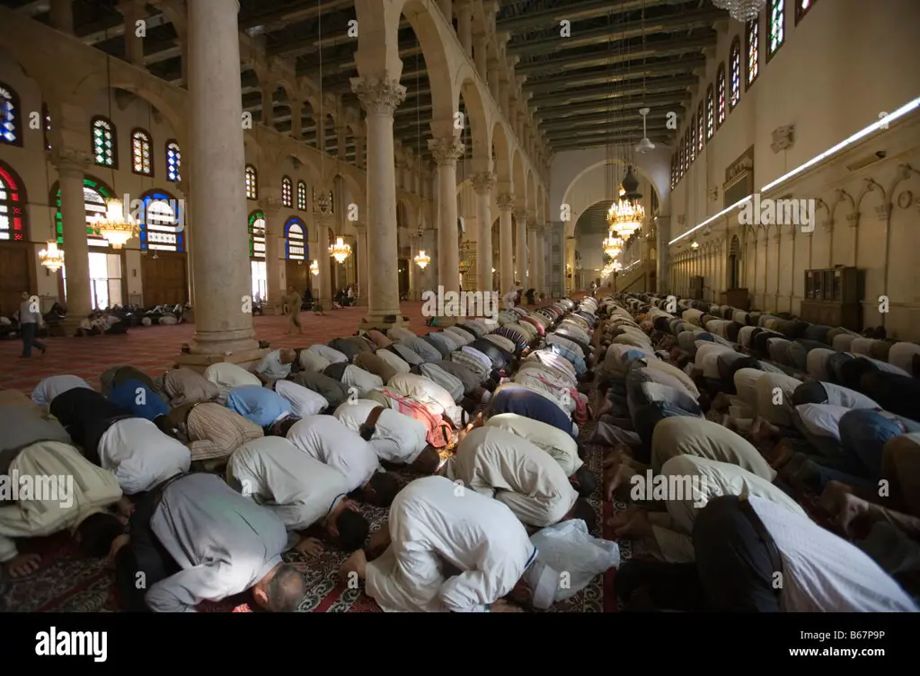 Gambar jamaah sedang melaksanakan sholat di Masjid Bandar Jaya